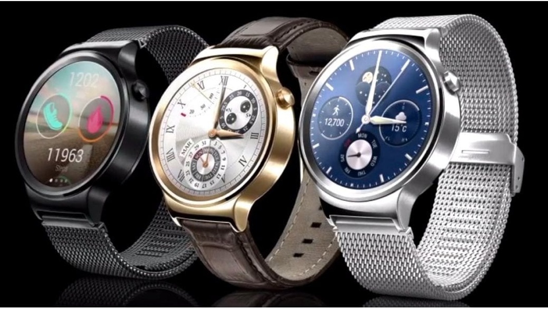 En professionell produktbild av tre smartklockor med olika armbandstilar - svart mesh, guld med brunt läder och silvermesh - var och en med distinkt urtavla på svart bakgrund.